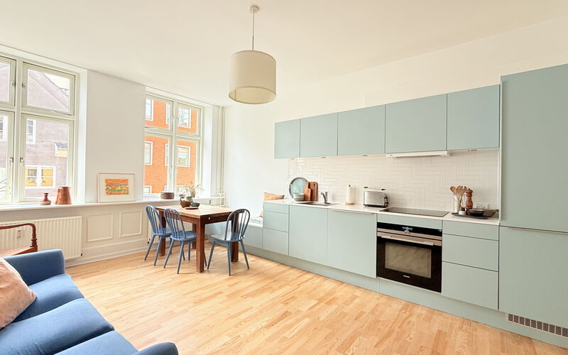 Center - 3 Br - 5 People - Close To Metro- Balcony: Küche