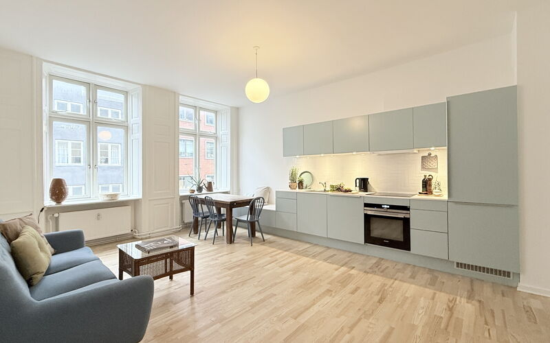 Center - 3 Br - 4 People - Close to Metro: Küche, Wohnzimmer